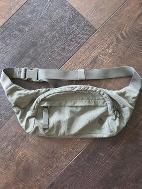 Lululemon Everywhere Belt Bag – Light Sage Green